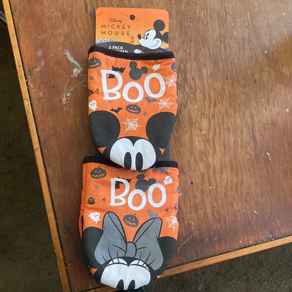 Nwt Mickey and Minnie Halloween oven mitts